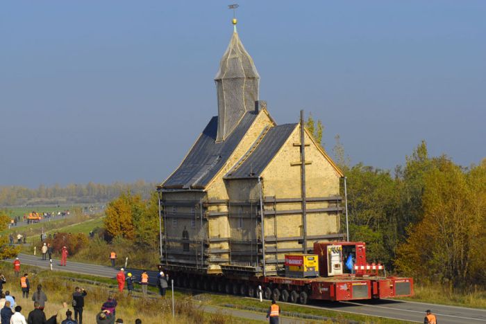 Дом для старой церкви (15 фото)