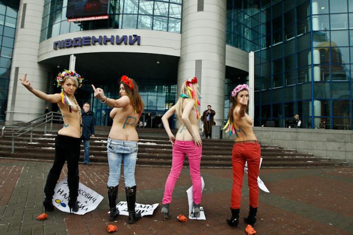 Акция женского движения FEMEN "Давосский понос"