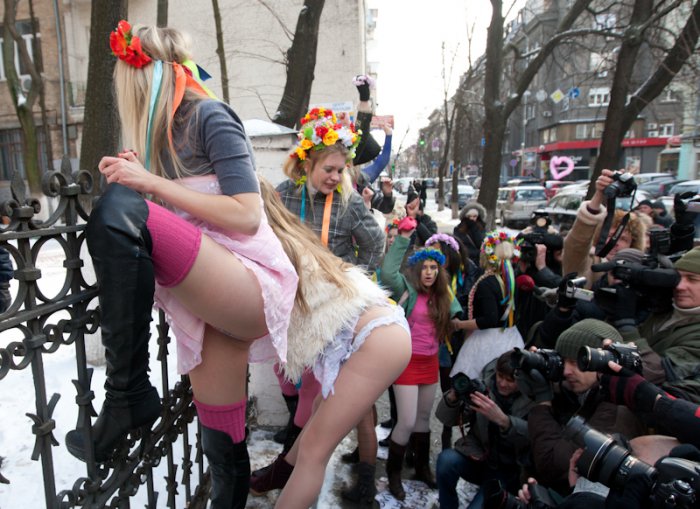 Акция Femen "Италия не бордель" (16 фото)