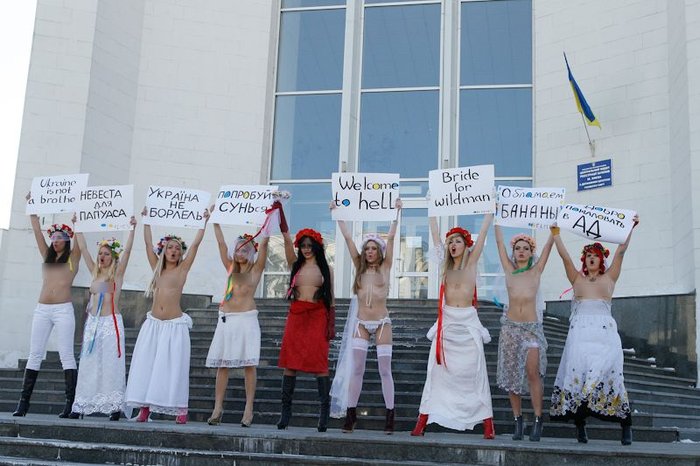 Движение FEMENв ЗАГСе (12 фото)