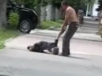 Муж ведет жену домой
