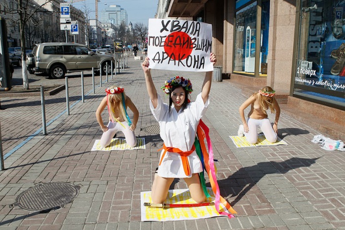 Акция FEMEN в поддержку японского народа