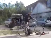 Пьяный парень хочет уехать на велосипеде