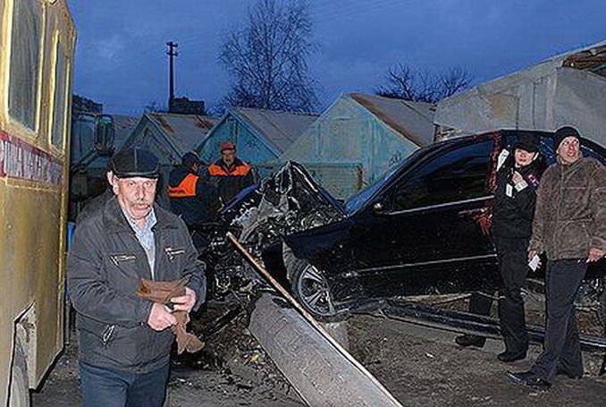 Снес электроопору и влетел в гаражный бокс
