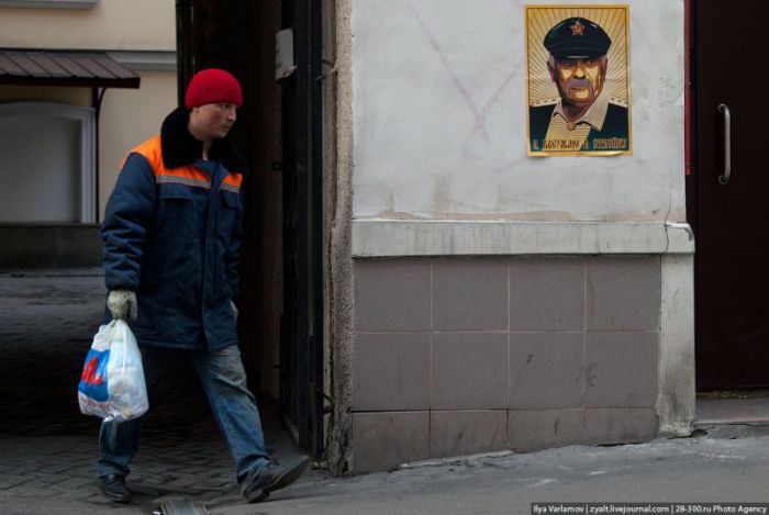 Центр Москвы обклеили потретами Каддафи и Михалкова