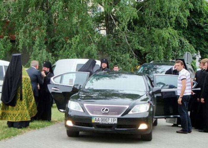 Нового владыку Житомирского возят на «Лексусе»