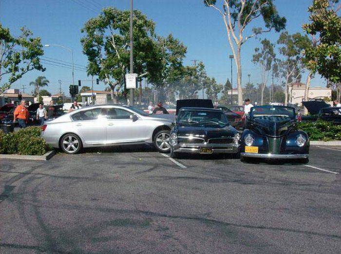 Lexus GS врезался в раритетные машины