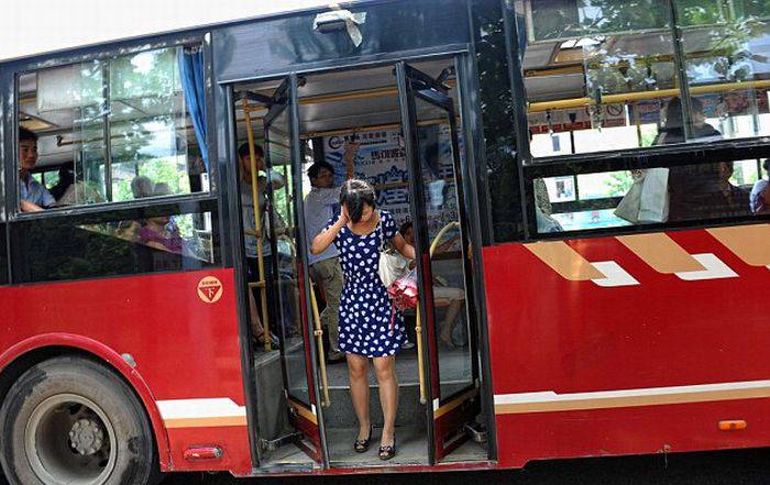 Девушка не успела выйти из автобуса