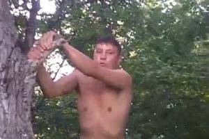 Додик лезет на дерево