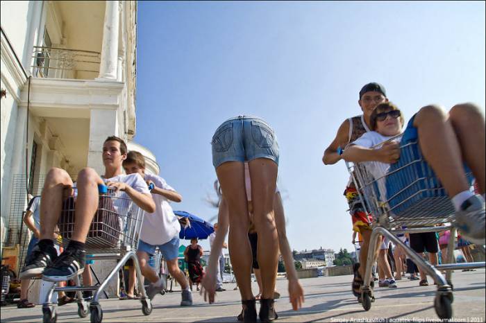 Гонки на тележках из супермаркета в Севастополе (32 фото)
