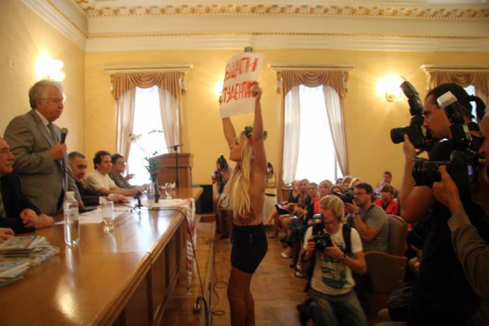 Акция женского движения FEMEN «Общаги – студентам!»