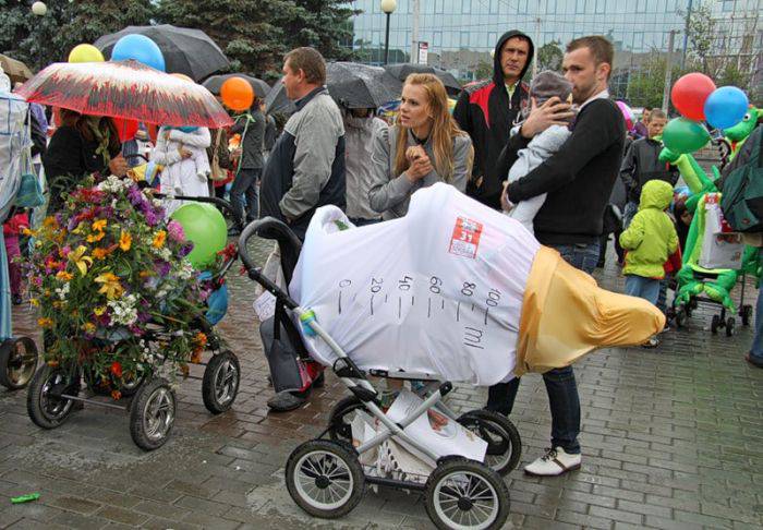Парад необычных детских колясок