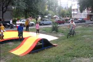 Замечательный велосипедный трюк