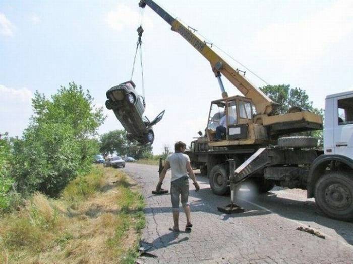 Странный способ эвакуации авто после аварии