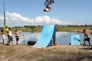 Крутые прыжки в воду на велосипедах
