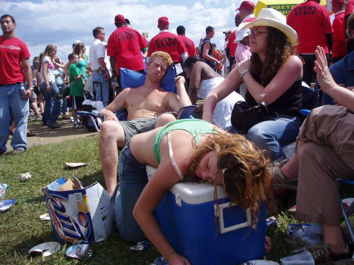 Отлично погуляли на скачках в Preakness Infield