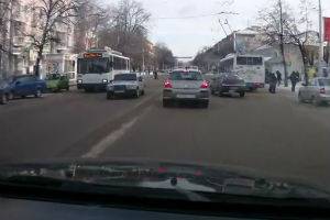 Бабушка переходит дорогу