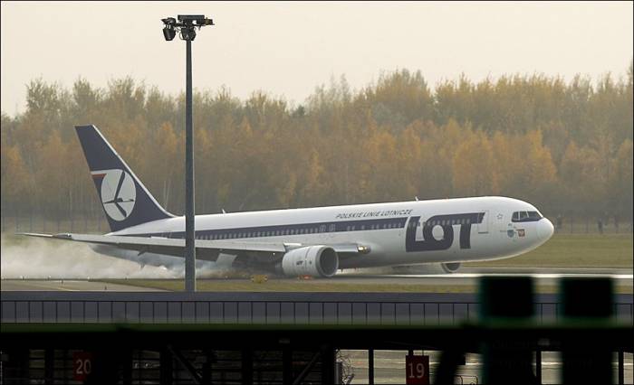 Посадка «Боинг 767» с не выпущенными шасси (4 фото)
