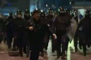 Коп в Румынии разгоняет митингующих
