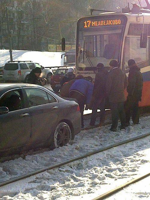 Встреча Honda и трамвая (4 фото)