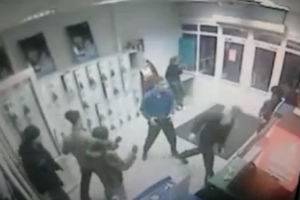 Охранник против гопников