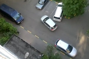 Две женщины на парковке