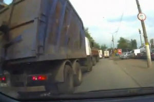 Глупые мамаши переходят дорогу
