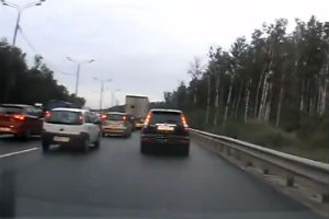 Объехал пробку по обочине