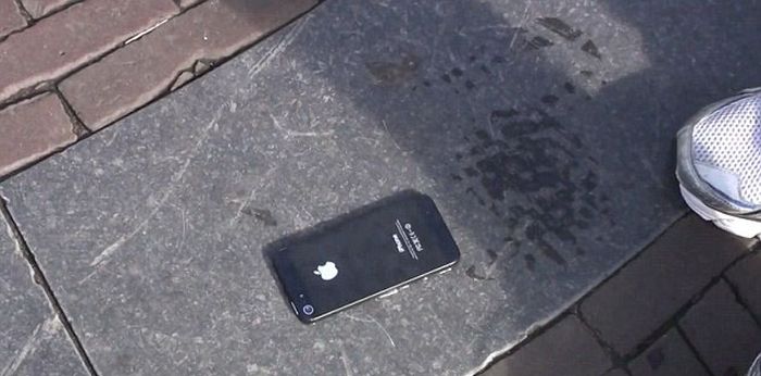 Прикольный розыгрыш прохожих при помощи iPhone 5 (16 фото)