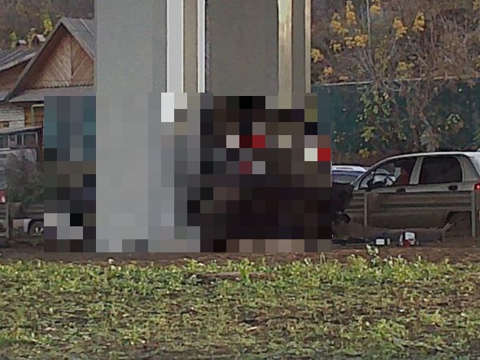 Внедорожник БМВ застрял в опоре моста