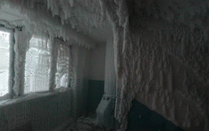 Как выглядит подъезд жилого дома при -59°C за окном