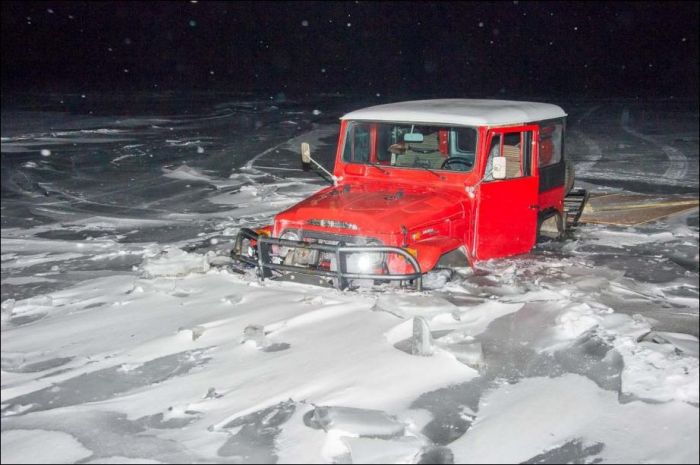 Очередная утопленная машина (9 фото)