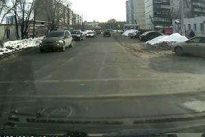 В конце видео водитель ВАЗ 2112 сбил водителя автобуса