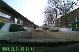 Мужик не пропустил мерина, после чего братва устроили погоню за ним