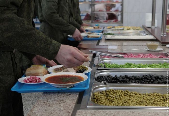 "Шведский стол" в солдатской столовой