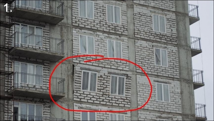 Выпавшая стена (2 фото)
