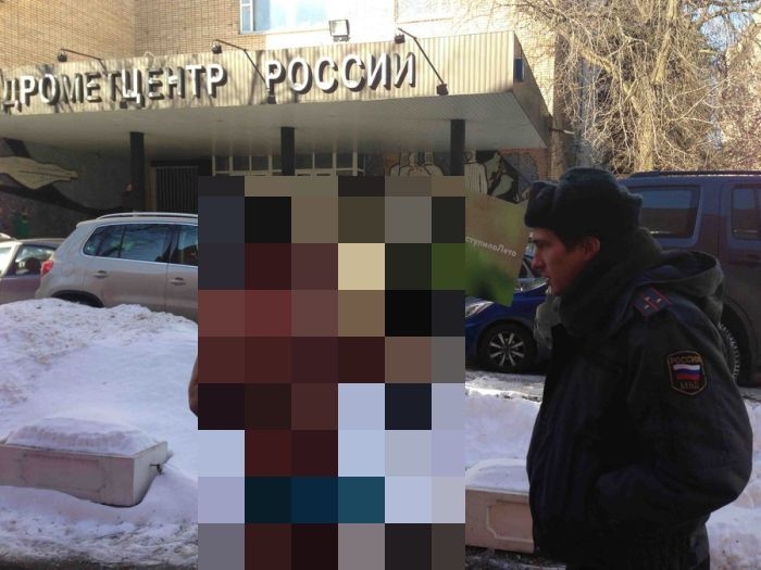 Мужчина устроил необычный пикет "Скорей бы наступило лето"
