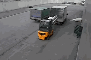 Сильный ветер на складе