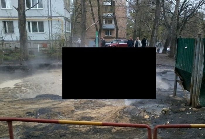 Лада Калина нырнула под асфальт в Самаре