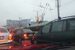 Мужик, который любит танцевать на троллейбусах