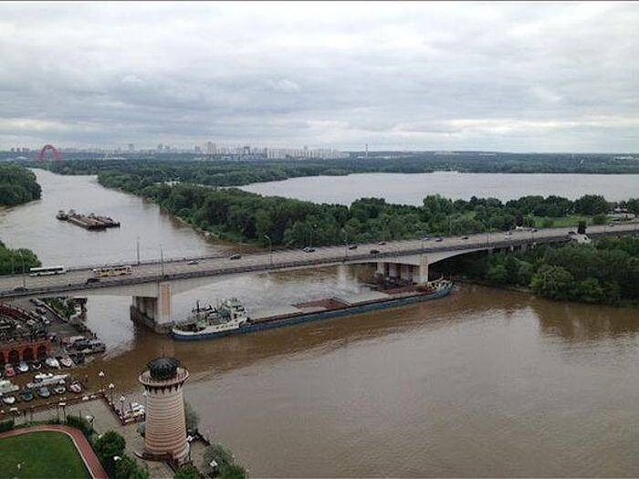 Москва-река была перекрыта сухогрузом (5 фото)