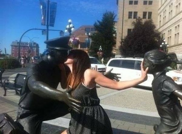 Фотографируясь с монументом, включи воображение