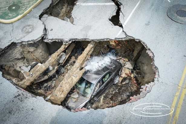 Гигантский провал дороги поглотил автомобиль с водителем