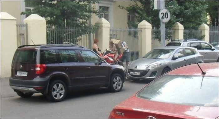 Прикольная перевозка системного блока на спортбайке
