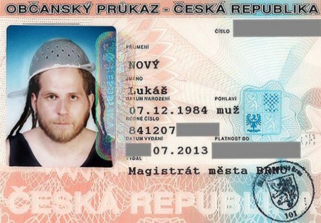 Мужчина сфотографировался на документы с дуршлагом на голове
