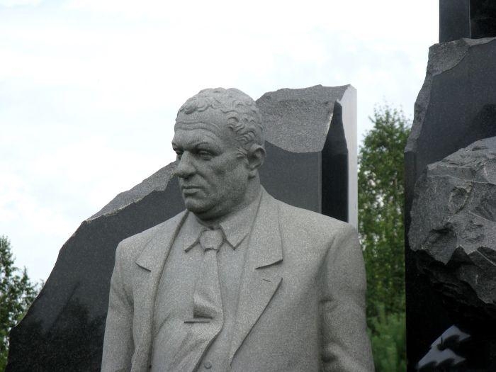 Памятник на деревенском кладбище