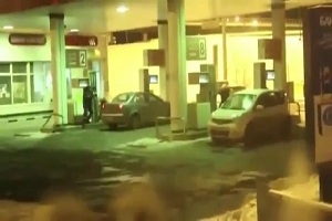 Девушка моет бензином окно