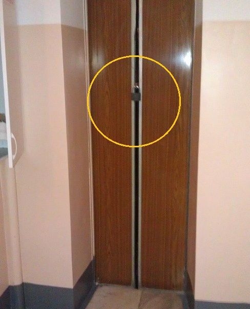 Необычный запертый лифт