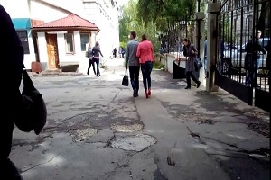 Не легкое это дело, ходить на таких каблуках