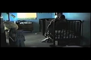Двум близняшкам не спится ночью